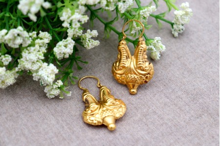 Brincos em ouro tipo arrecadas com relevos