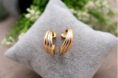 Brincos em ouro bicolor com três frisos em formato de argolas.