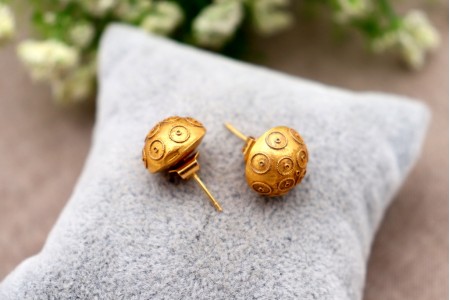 Brincos de ouro em forma de meias bolas de Viana.