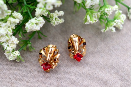 Brincos em ouro com relevos e aplicações e com enrolamentos e rubis sintéticos lapidados.