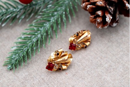 Brincos em ouro com relevos e aplicações e com enrolamentos e rubis sintéticos lapidados.