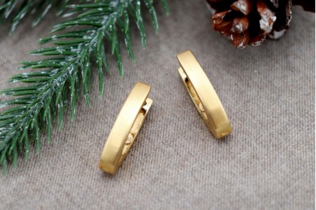  Brincos em ouro lisos escovado em forma de "V".