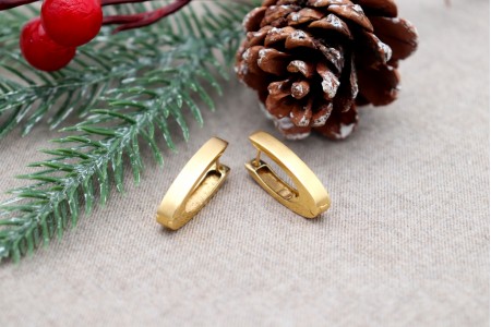  Brincos em ouro lisos escovado em forma de "V".