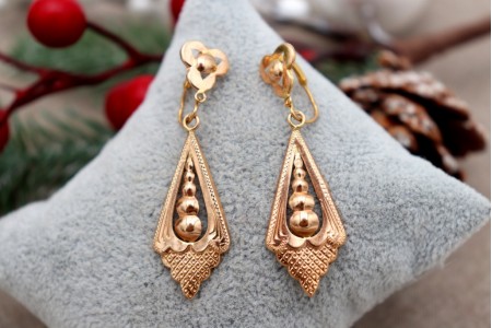 Brincos em ouro com relevos em forma de folha de oliveira com pingente