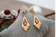 Brincos em ouro com relevos em forma de folha de oliveira com pingente