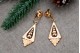 Brincos em ouro com relevos em forma de folha de oliveira com pingente