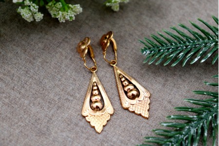 Brincos em ouro com relevos em forma de folha de oliveira com pingente