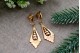 Brincos em ouro com relevos em forma de folha de oliveira com pingente