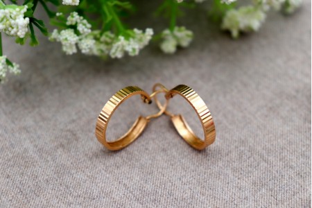 Brincos de ouro em forma de argolas