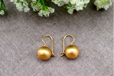 Brincos em ouro escovado em forma de bola