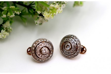 Brincos em ouro e platina em espiral recortada com diamantes em talhe brilhante