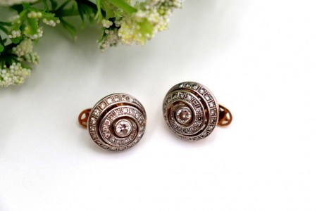 Brincos em ouro e platina em espiral recortada com diamantes em talhe brilhante