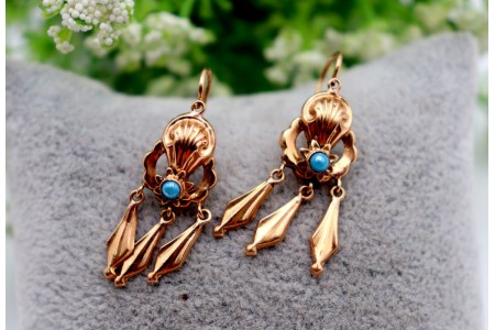 Brincos em ouro com relevos e aplicações, três pingentes articulados e turquezas