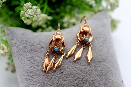 Brincos em ouro com relevos e aplicações, três pingentes articulados e turquezas