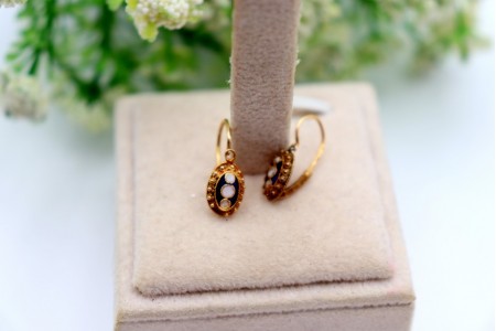 Brincos em ouro amarelo perlado e caramujos em esmalte policromado.