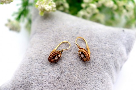 Brincos em ouro amarelo perlado e caramujos em esmalte policromado.