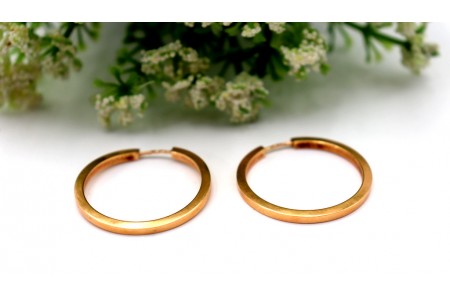 Brincos - argolas em ouro amarelo liso de tubo quadrado.