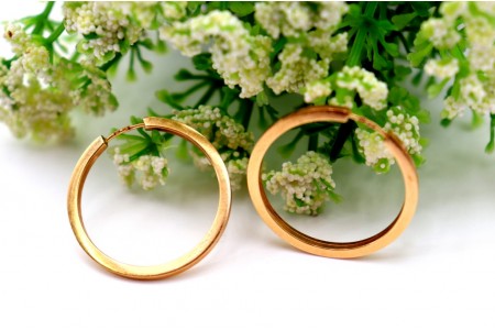 Brincos - argolas em ouro amarelo liso de tubo quadrado.