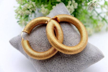 Brincos/argolas em ouro amarelo com relevos picotados