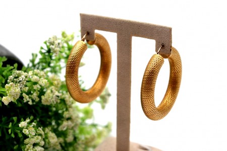 Brincos/argolas em ouro amarelo com relevos picotados