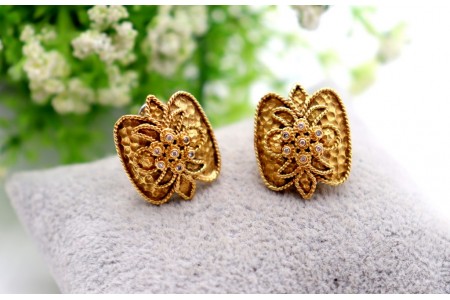 Brincos em ouro amarelo texturizados com diamantes (14) em talhe brilhante (8/8)