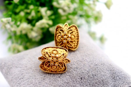Brincos em ouro amarelo texturizados com diamantes (14) em talhe brilhante (8/8)