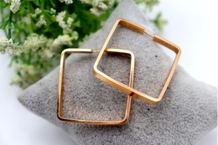 Brincos/argolas em ouro amarelo em forma de quadrados.