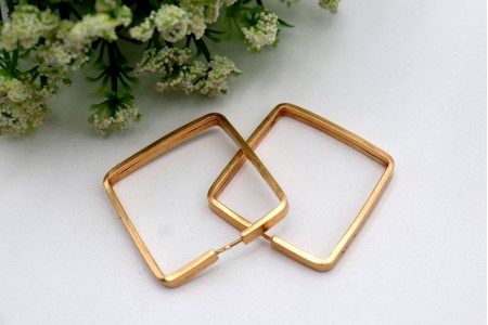 Brincos/argolas em ouro amarelo em forma de quadrados.