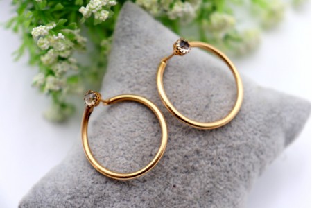Brincos - argolas em ouro liso com pedras transparentes lapidadas.
