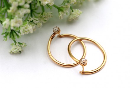 Brincos - argolas em ouro liso com pedras transparentes lapidadas.