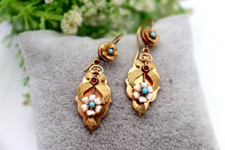 Brincos em ouro amarelo com aplicações de esmalte em flores e turquesas