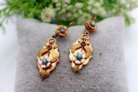 Brincos em ouro amarelo com aplicações de esmalte em flores e turquesas