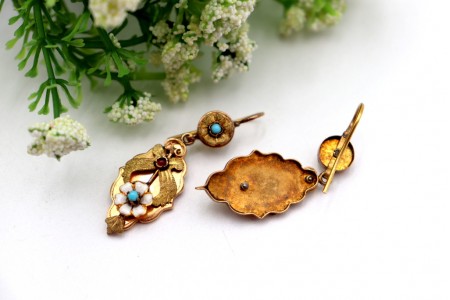 Brincos em ouro amarelo com aplicações de esmalte em flores e turquesas