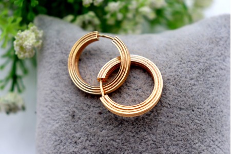 Brincos - argolas em ouro amarelo com relevos frisados.