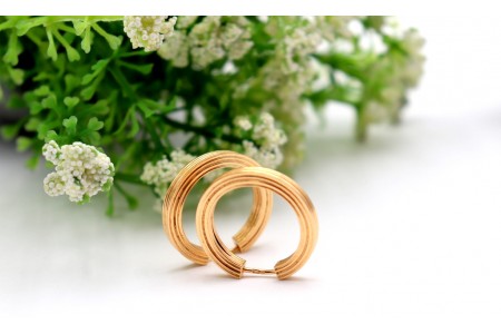 Brincos - argolas em ouro amarelo com relevos frisados.