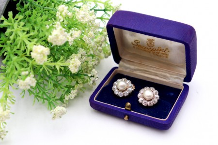 Brincos em ouro branco com lascas de diamante em talhe brilhante e pérola