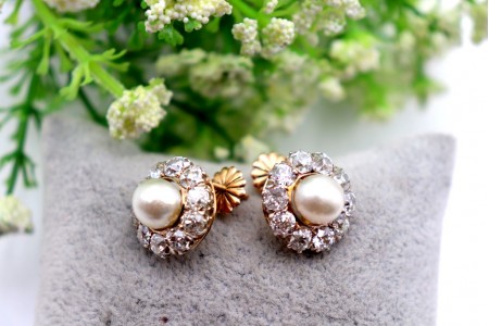 Brincos em ouro branco com lascas de diamante em talhe brilhante e pérola