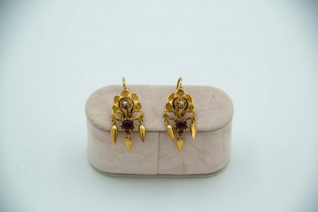 Par de brincos em ouro com pingentes articulados, recortes, ametistas lapidadas, pérolas embutidads e esmaltes policromados.