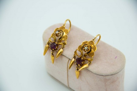 Par de brincos em ouro com pingentes articulados, recortes, ametistas lapidadas