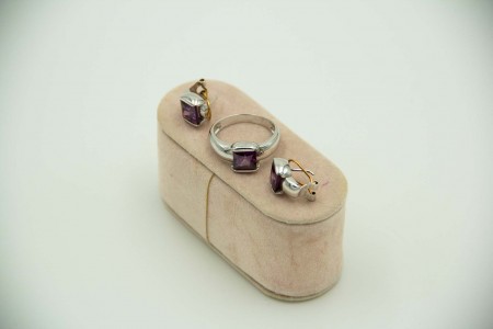 Conjunto de par de brincos bicolores e anel com ametistas calibradas aplicadas.