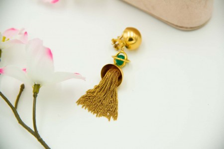 Par de brincos de ouro com cadilhes articulados em suspensão, esmeraldas em formato esférico e fechos omega em ouro branco.