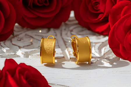  Par de brincos em ouro amarelo com duas bandas e centro escovado.