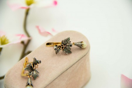 Par de brincos em ouro e prata com pérolas em pingentes articulados.