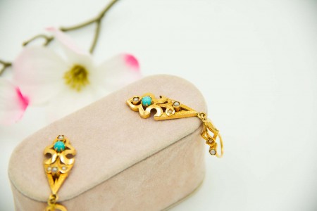 Brincos em ouro amarelo em forma de folha de oliveira com recortes e tur