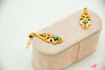 Par de brincos em ouro amarelo em forma de folha de oliveira com recortes e turquesas.