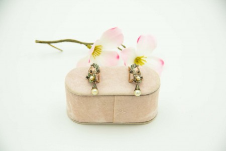 Par de brincos em ouro e prata com pérolas em pingentes articulados.