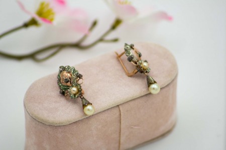 Par de brincos em ouro e prata com pérolas em pingentes articulados.