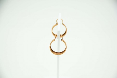 Brincos de ouro amarelo liso em forma de argolas