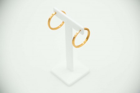 Par de argolas circulares em ouro amarelo com relevos