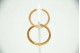 Par de argolas circulares em ouro amarelo com relevos